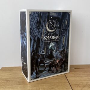 Pudełko zestawu gry fabularnej Półmrok na stole.