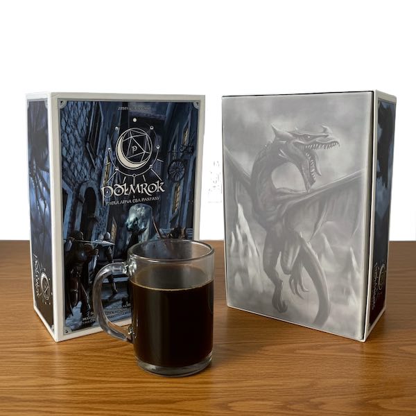 Pudełko do gry fabularnej Półmrok: front, tył i po zdjęciu pokrywki z widocznym podręcznikiem